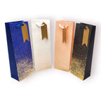Bolsa de regalo alargada para botellas con diseño de escarcha dorada en degradado, disponible en azul, blanco, durazno y negro con asas de cinta de raso, 12,7x36cm.