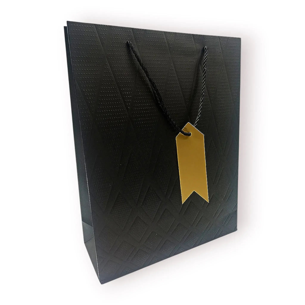 Bolsa de regalo mediana con relieve geométrico de rombos texturizados en colores negro, gris, blanco y café.