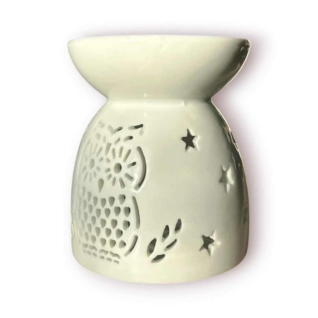Difusor aromático de cerámica esmaltada color blanco con calados decorativos en forma de búho y estrellas para velas de té.