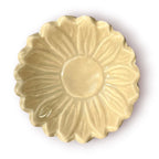 Difusor aromático de cerámica esmaltada con relieve de girasol y cuenco en forma de flor, disponible en colores blanco, café y beige.
