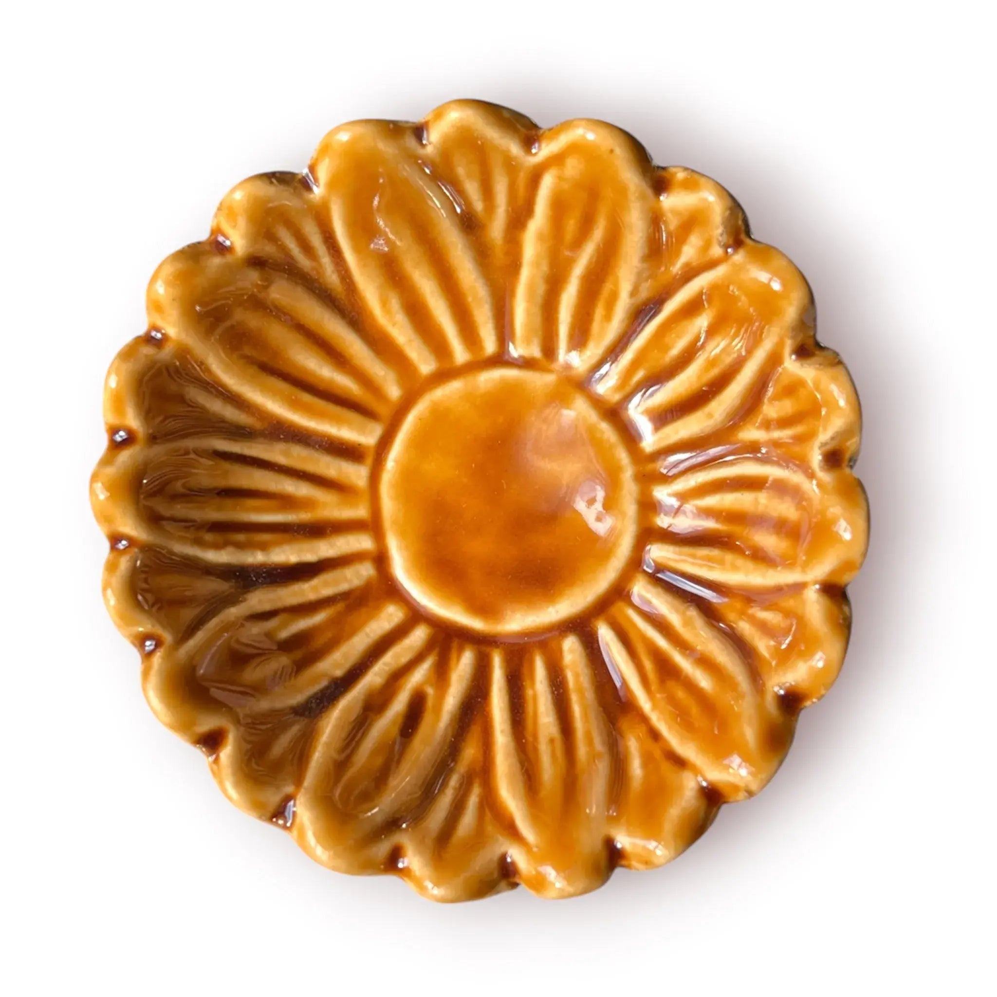 Difusor aromático de cerámica esmaltada con relieve de girasol y cuenco en forma de flor, disponible en colores blanco, café y beige.