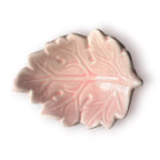 Difusor aromático de cerámica esmaltada con relieve e ingenioso cuenco en forma de hoja, disponible en colores rosado pastel y café.