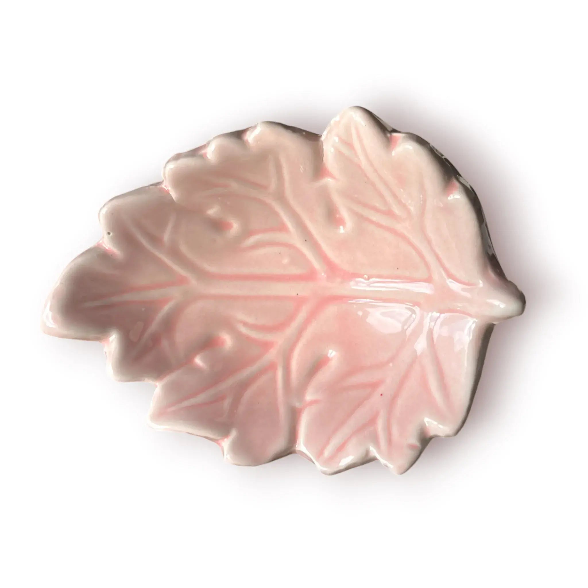 Difusor aromático de cerámica esmaltada con relieve e ingenioso cuenco en forma de hoja, disponible en colores rosado pastel y café.