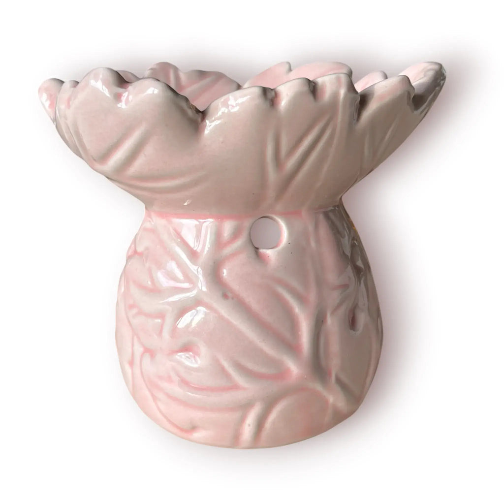 Difusor aromático de cerámica esmaltada con relieve e ingenioso cuenco en forma de hoja, disponible en colores rosado pastel y café.