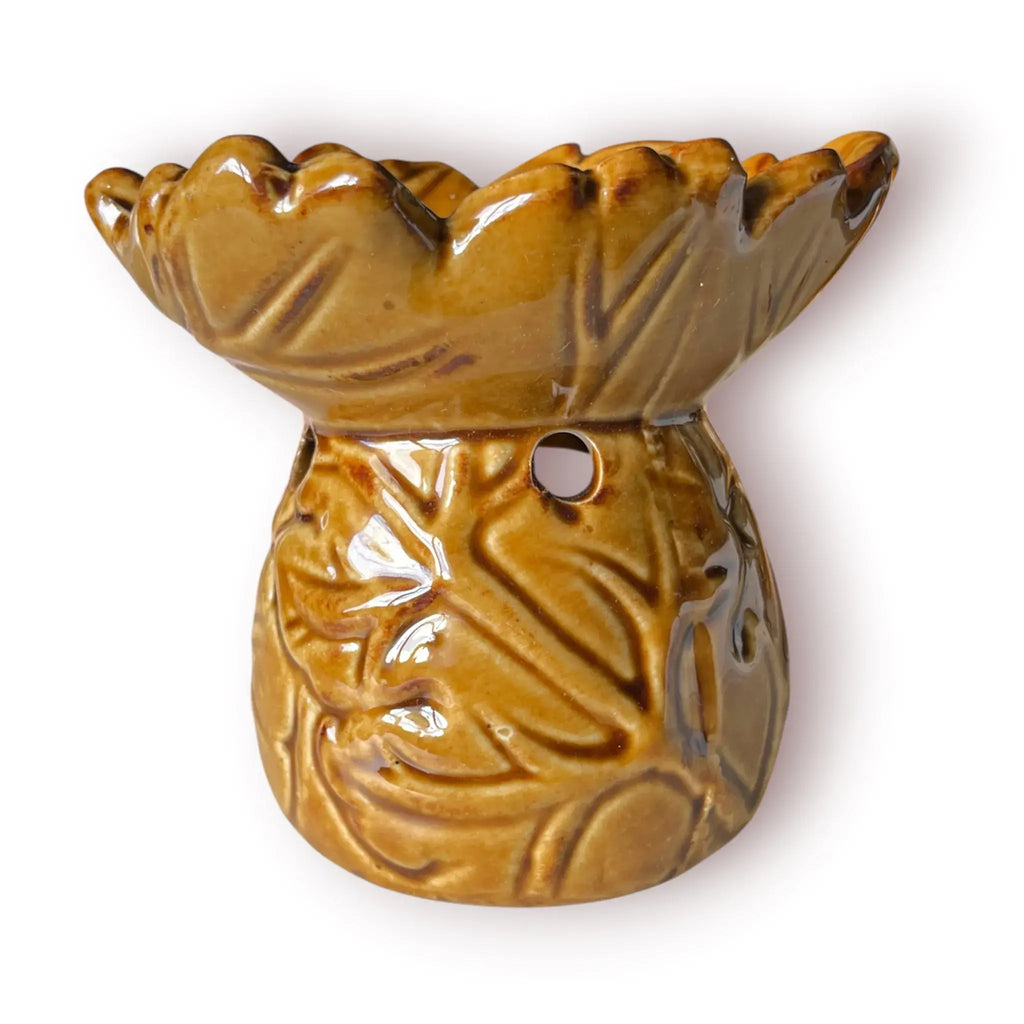 Difusor aromático de cerámica esmaltada con relieve e ingenioso cuenco en forma de hoja, disponible en colores rosado pastel y café.