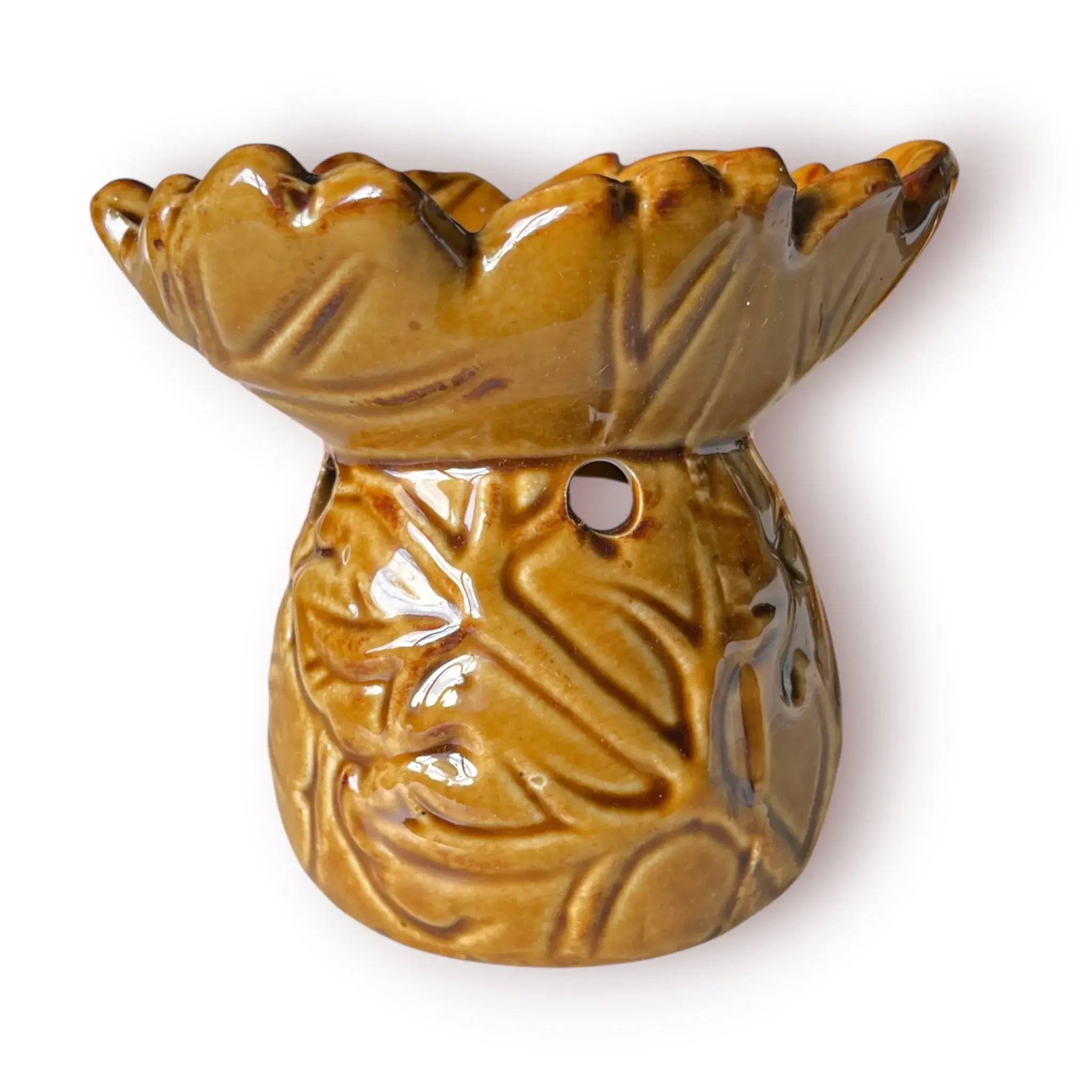 Difusor aromático de cerámica esmaltada con relieve e ingenioso cuenco en forma de hoja, disponible en colores rosado pastel y café.