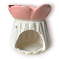 Difusor aromático de cerámica esmaltada con base plisada blanca y cuenco superior en forma de flor color rosado pastel.