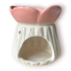 Difusor aromático de cerámica esmaltada con base plisada blanca y cuenco superior en forma de flor color rosado pastel.