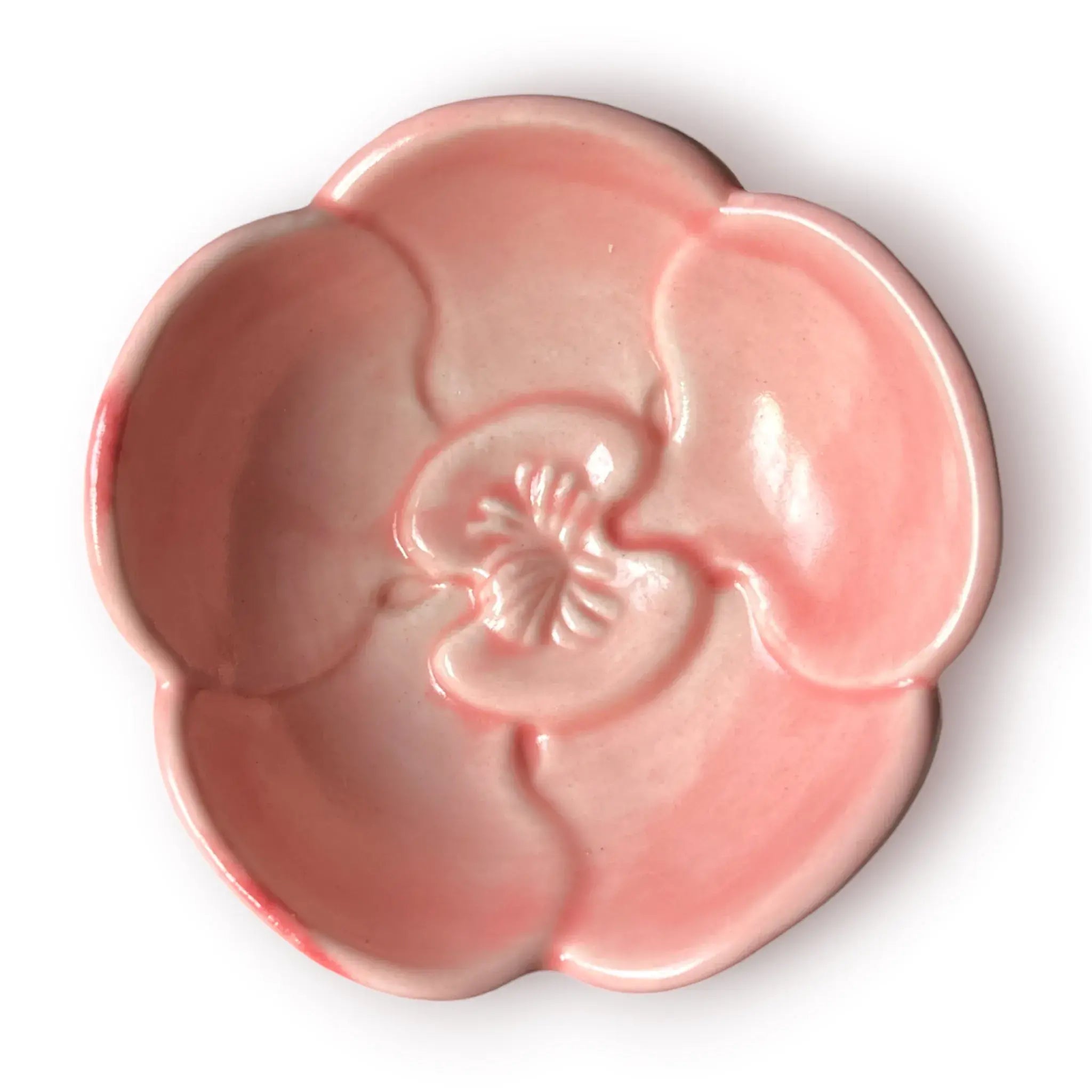 Difusor aromático de cerámica esmaltada con base plisada blanca y cuenco superior en forma de flor color rosado pastel.