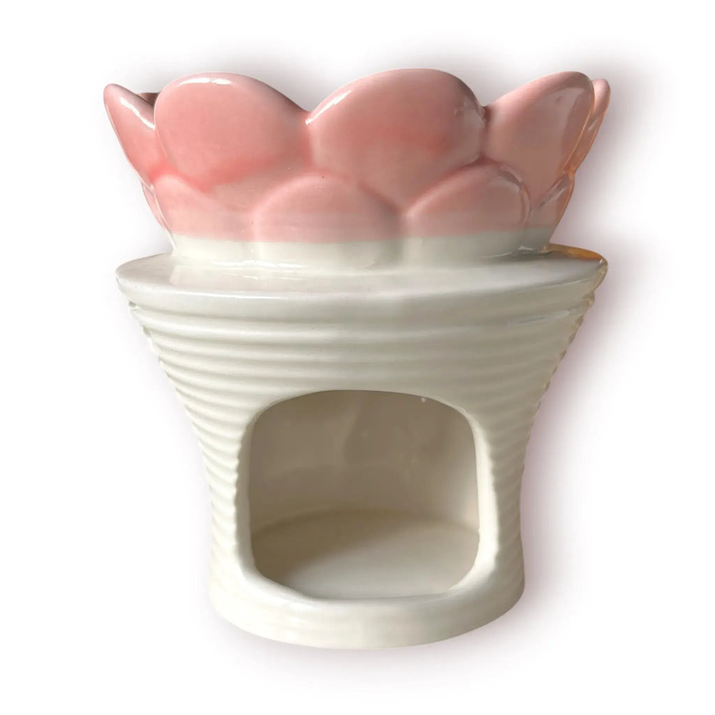 Difusor aromático de cerámica esmaltada con base blanca texturizada con relieve de libélula y cuenco superior rosado en forma de flor.