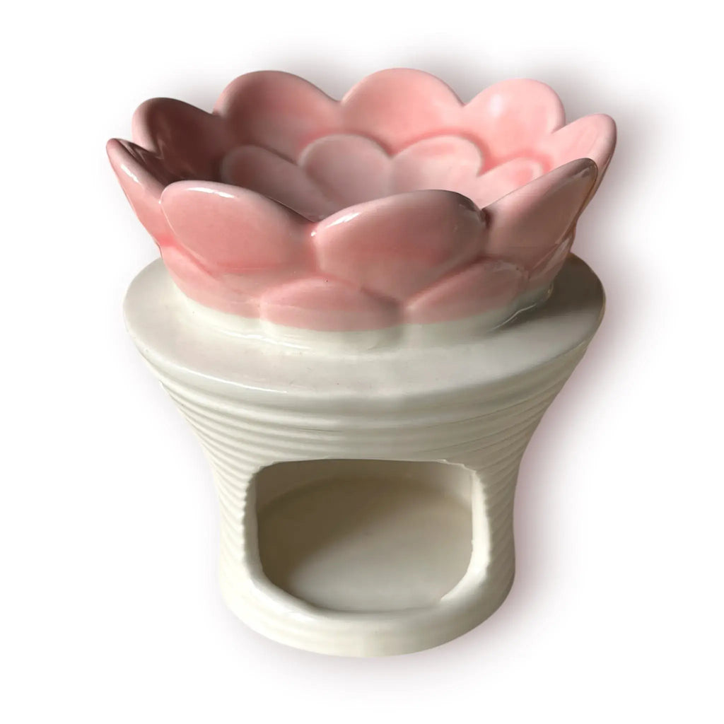 Difusor aromático de cerámica esmaltada con base blanca texturizada con relieve de libélula y cuenco superior rosado en forma de flor.