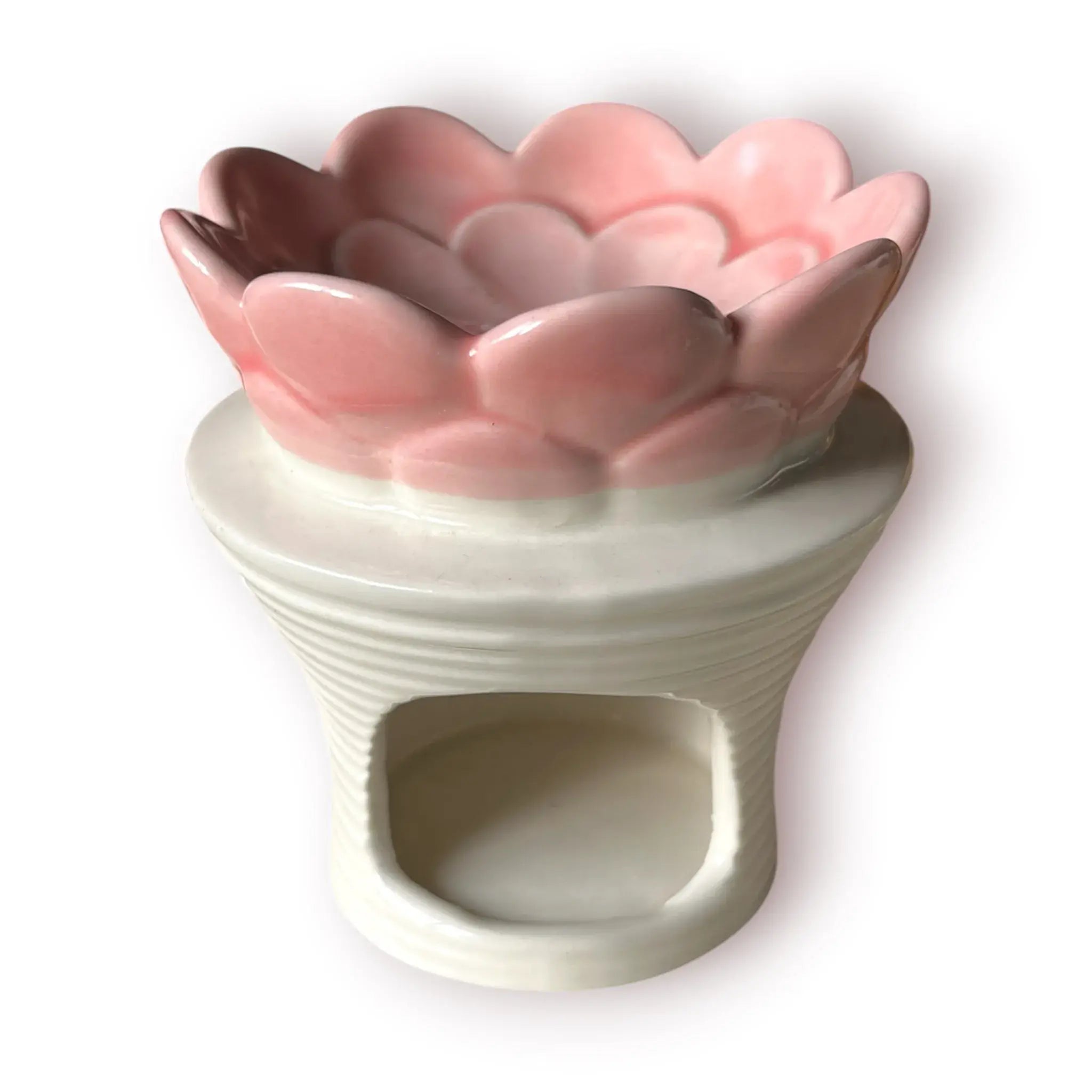Difusor aromático de cerámica esmaltada con base blanca texturizada con relieve de libélula y cuenco superior rosado en forma de flor.