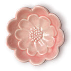 Difusor aromático de cerámica esmaltada con base blanca texturizada con relieve de libélula y cuenco superior rosado en forma de flor.