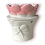 Difusor aromático de cerámica esmaltada con base blanca texturizada con relieve de libélula y cuenco superior rosado en forma de flor.